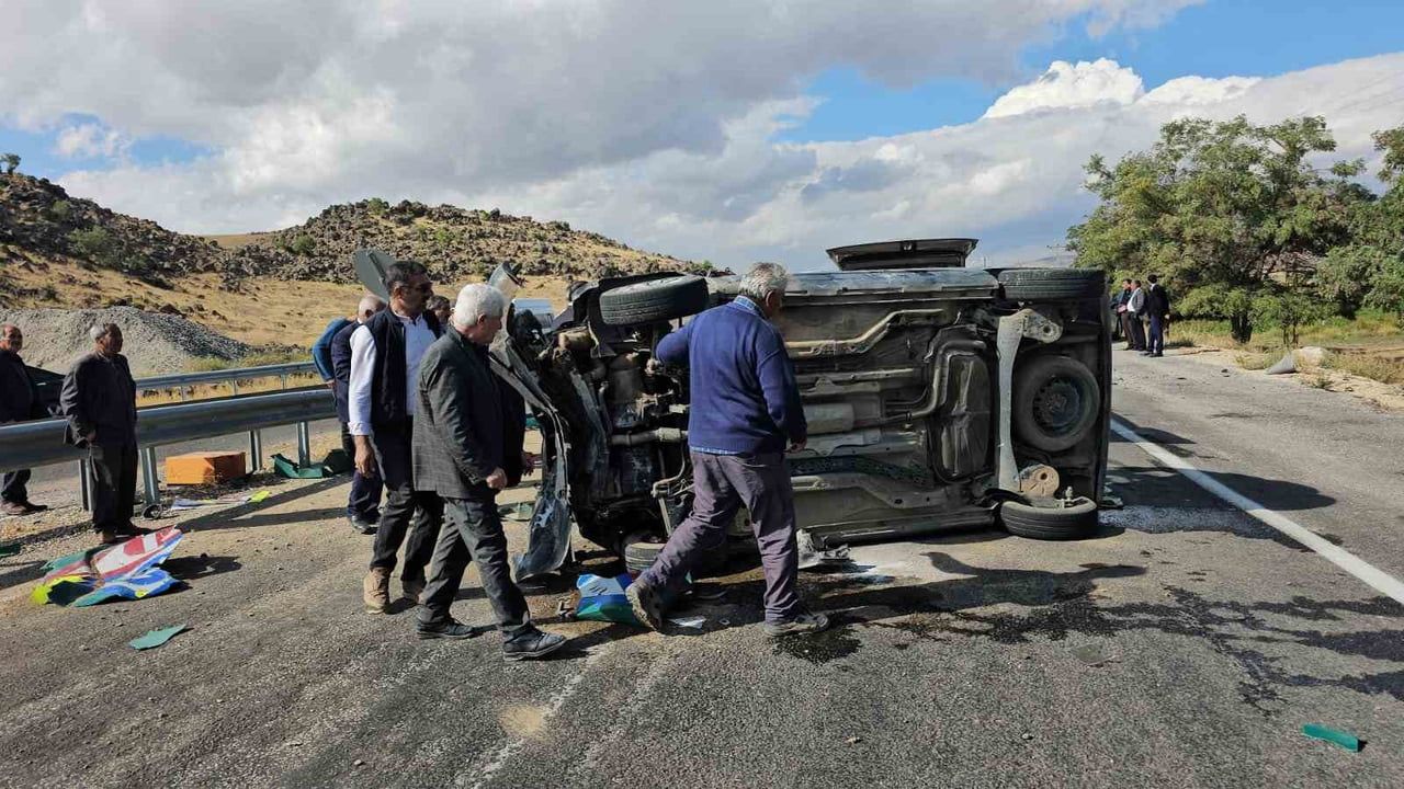 Adilcevaz'da direksiyon hakimiyetini yitiren kamyonet takla attı, iki kişi yaralandı