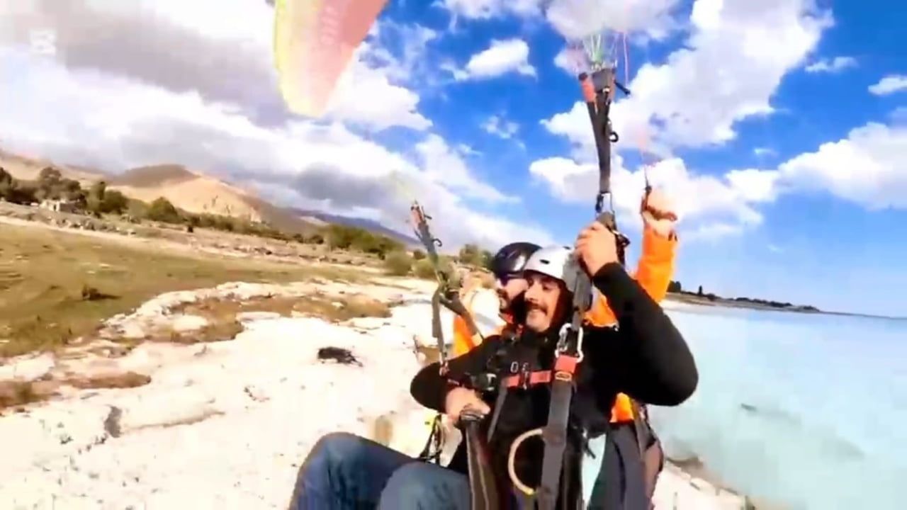 Adilcevaz semalarında paraşütün gölle buluşması