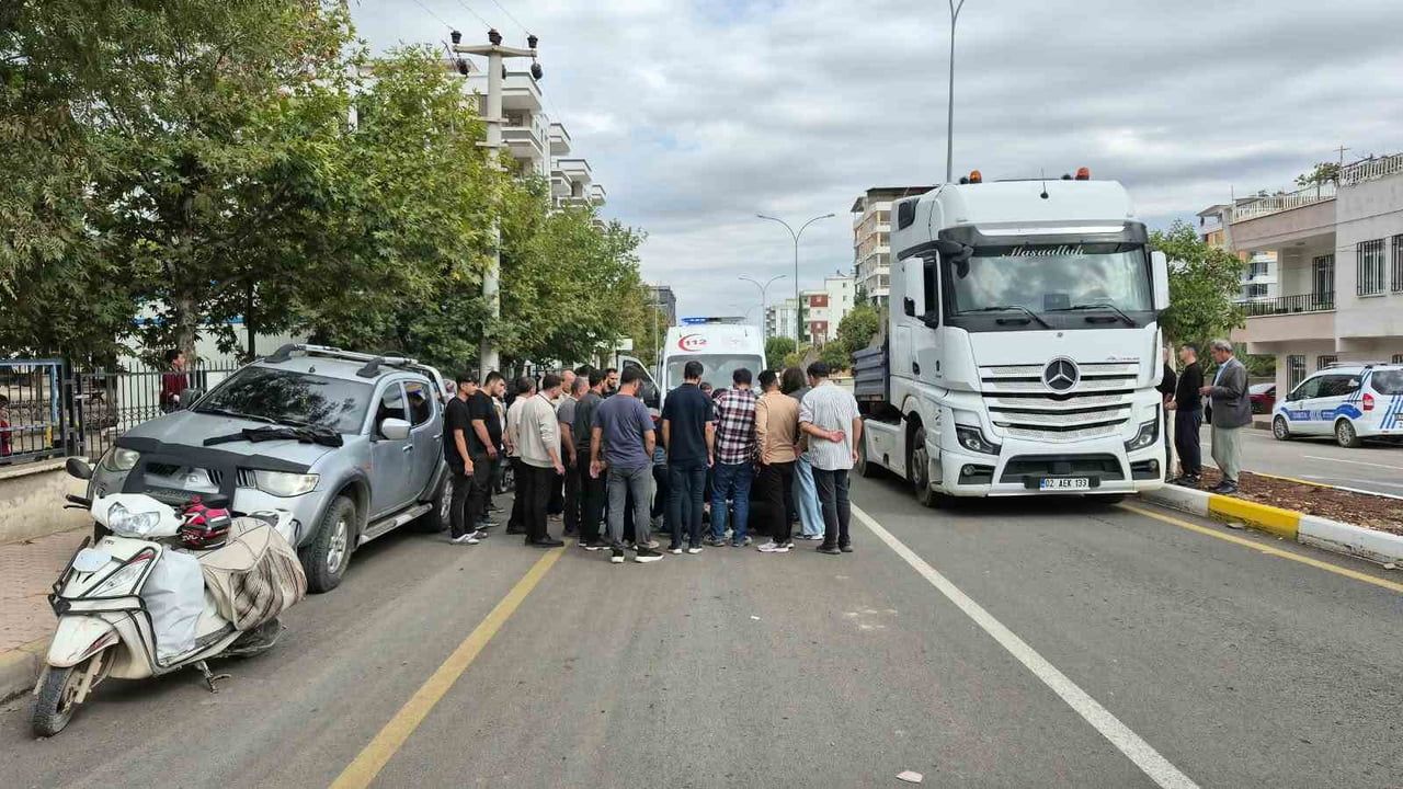 Adıyaman'da 3. çevre yolunda motosiklet çarpışması: yolcu yaralandı