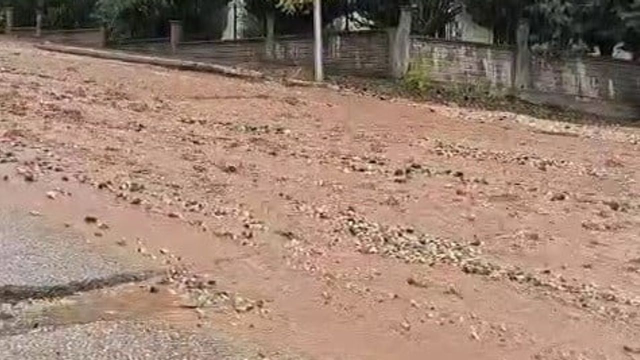 Adıyaman'da aniden bastıran yağış mahalle yollarını aksattı