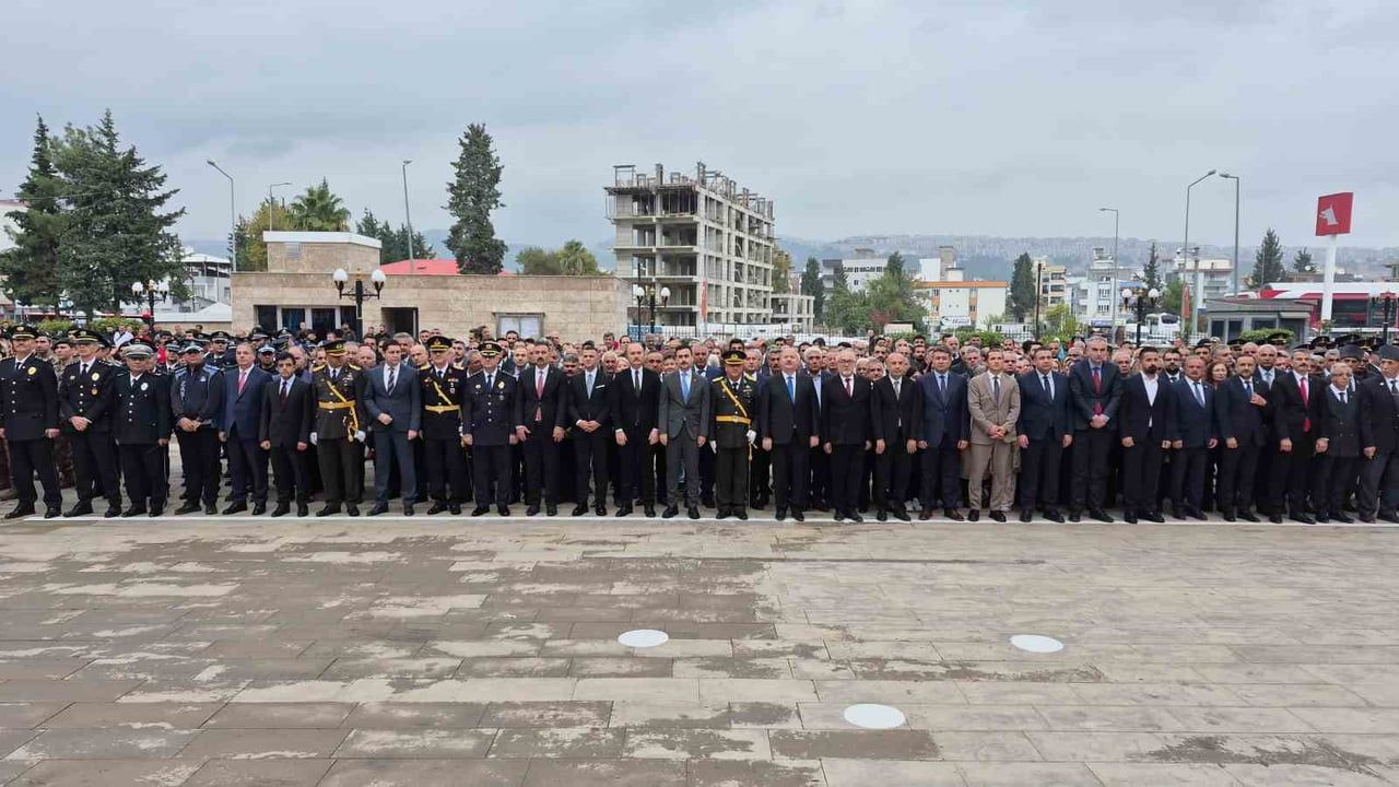 Adıyaman’da anıt önünde cumhuriyetin 103. yılı saygı ve çelenk töreniyle anıldı