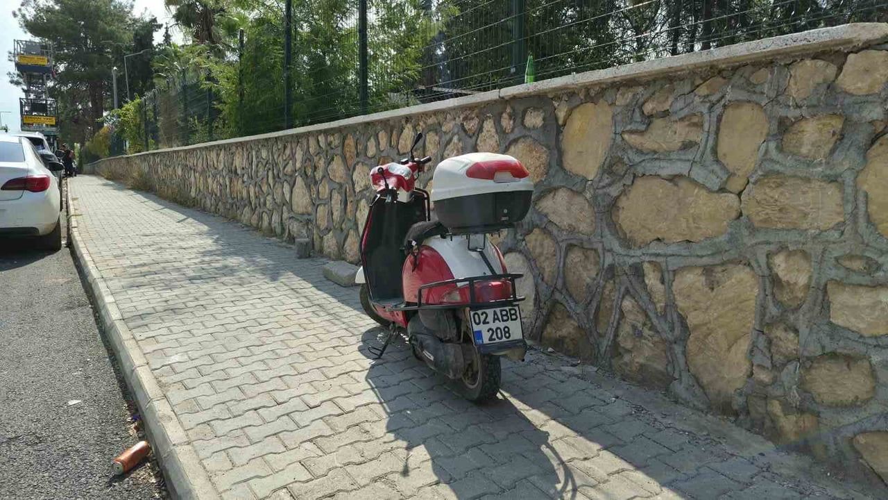 Adıyaman'da Atatürk bulvarı yakınında motosiklet devrildi: 1 yaralı