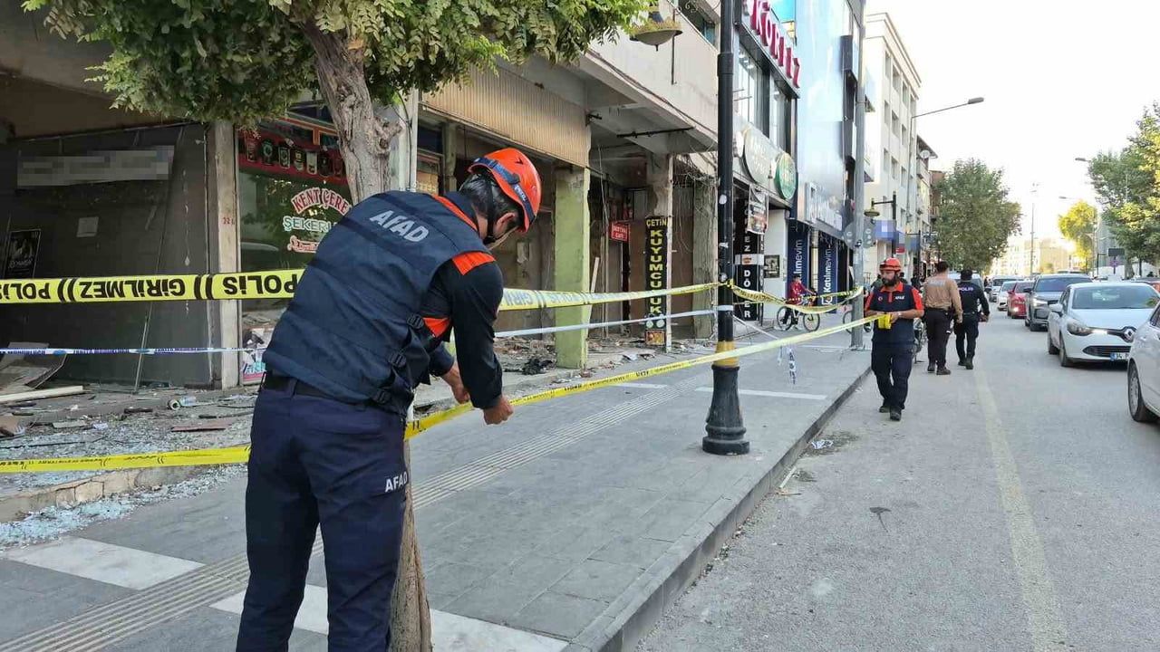 Adıyaman'da boşaltılan ağır hasarlı binadan gelen sesler mahalleyi tedirgin etti