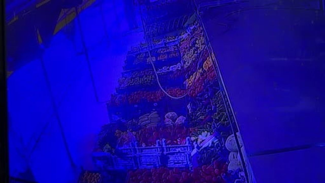 Adıyaman'da boyalı ayakkabılardan marketi koruyan işçilerin dikkati ilgi çekti