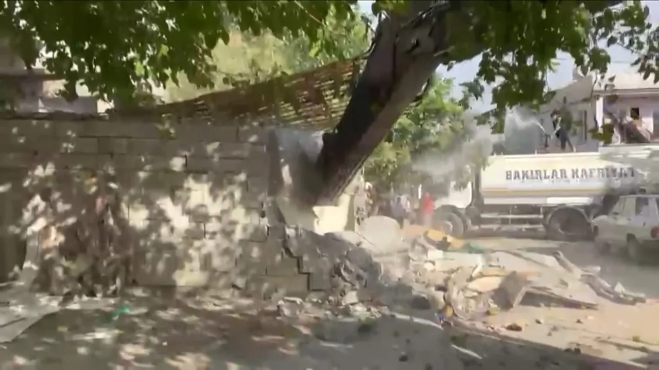 Adıyaman'da çatışmaya karıştıkları iddia edilen kaçak yapılar yıkıldı