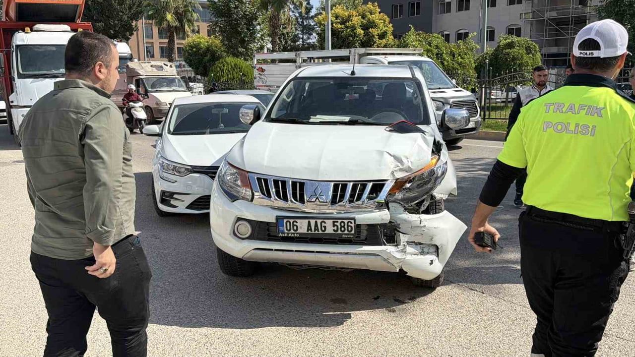 Adıyaman'da dört aracın kavşakta çarpışması: bir kişi hafif yaralandı