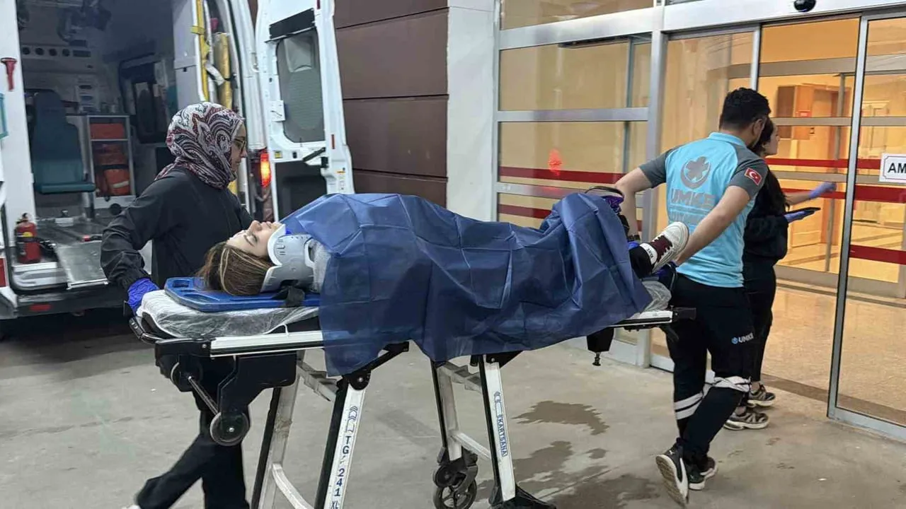 Adıyaman'da kavşakta çarpışma: iki otomobil ve motosikletin karıştığı kaza 2 yaralı bıraktı