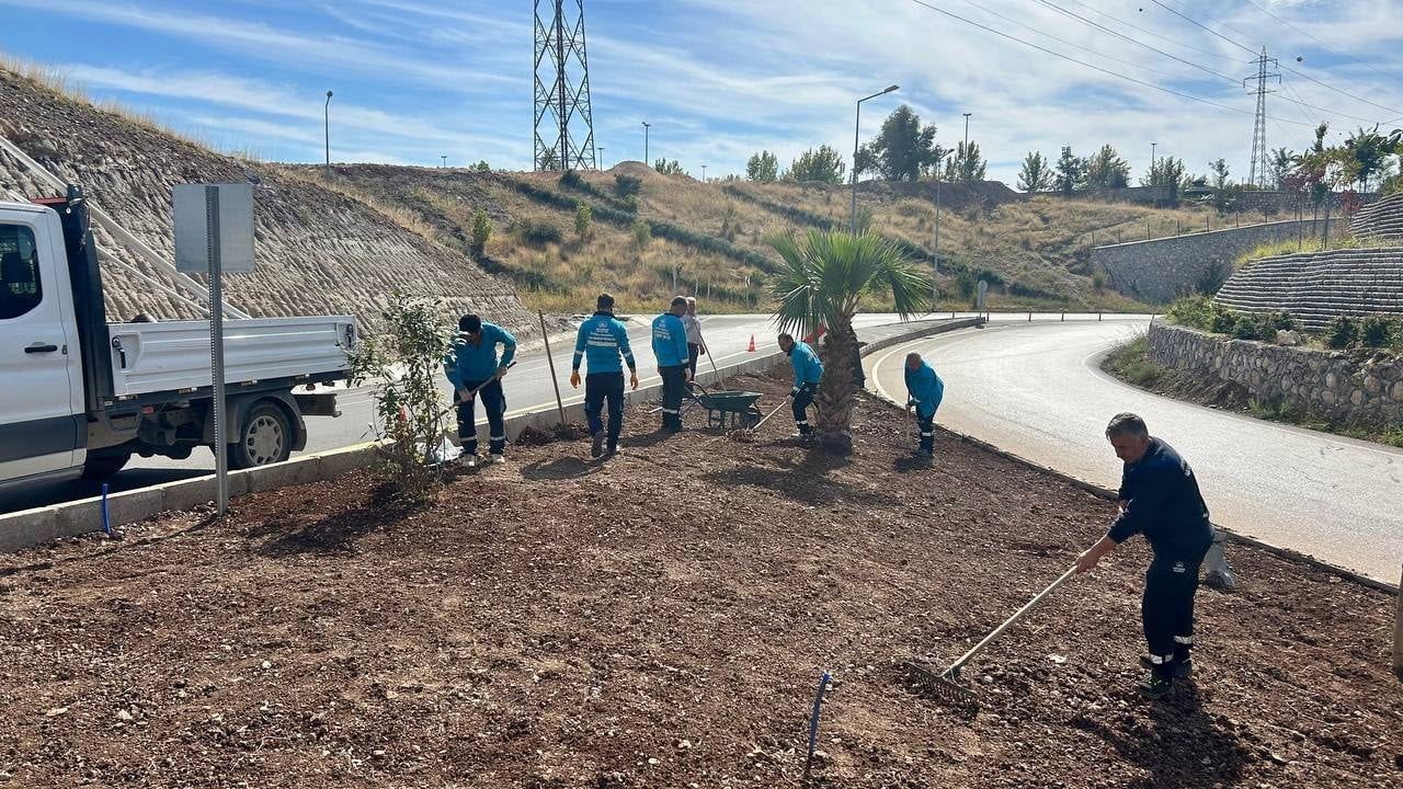 Adıyaman'da kış öncesi yeşil alanlarda kapsamlı bakım