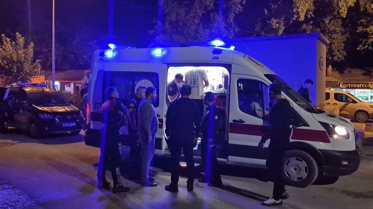 Adıyaman'da park önünde bıçaklanan genç hastaneye kaldırıldı