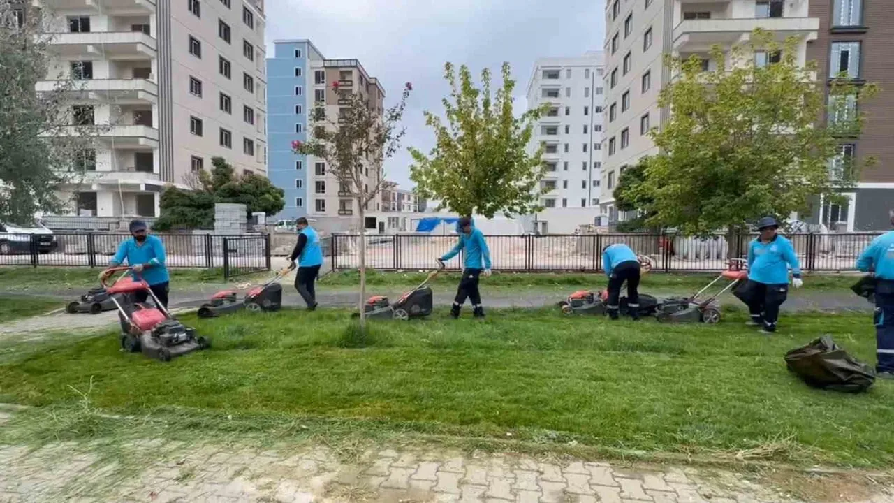Adıyaman'da parklarda sonbahar bakımı yoğunlaştı