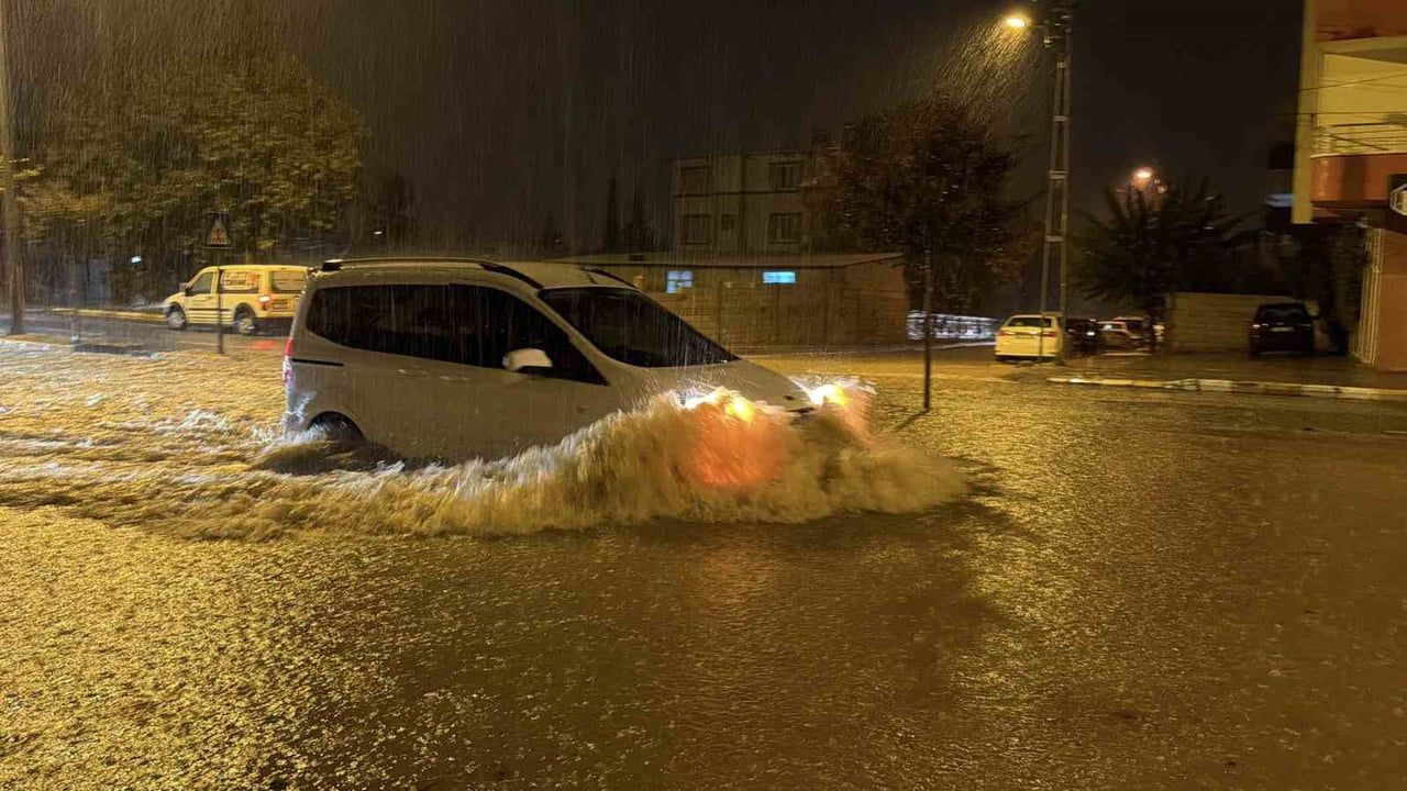 Adıyaman'da sağanak yaşamı durma noktasına getirdi
