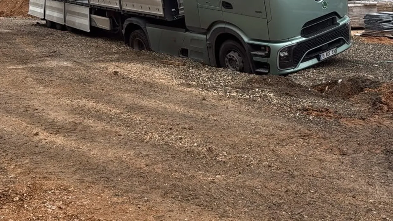 Adıyaman'da yağışın açtığı çukurda mahsur kalan tır çıkarıldı