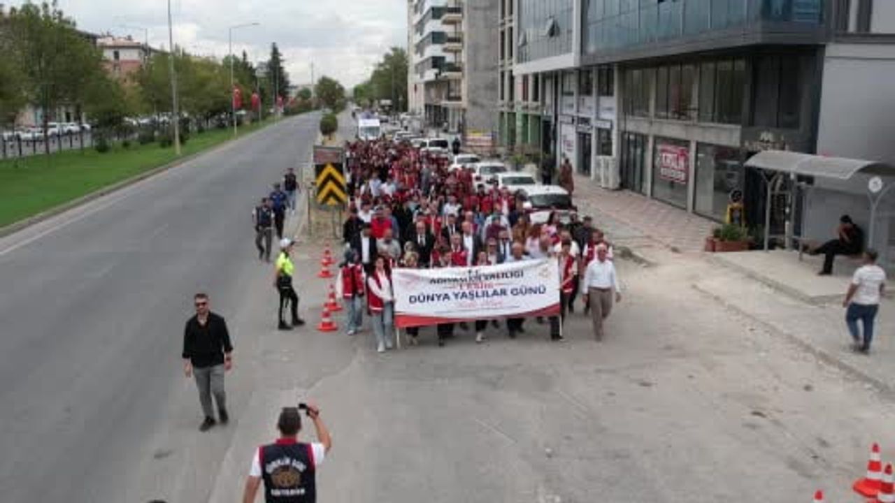 Adıyaman'da yaşlıların toplumdaki yerine vurgu yapan kortej yürüyüşü
