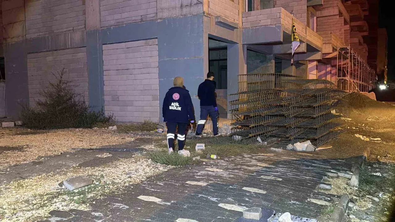 Adıyaman'da yıllar sonra tekrar tehlikeli noktaya çıkan kişi inşaattan indirildi