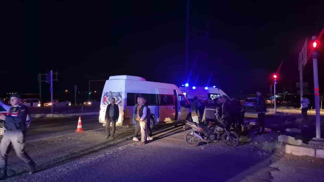 Adıyaman'da yol ayrımı kavşağında kaza: 12 kişi tedaviye sevk edildi