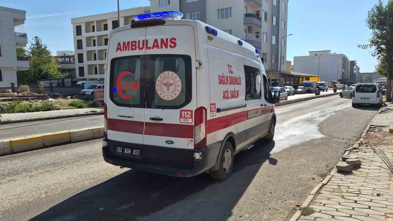 Adıyaman'da Zey Caddesi'nde motosiklet devrildi: yolcu yaralandı