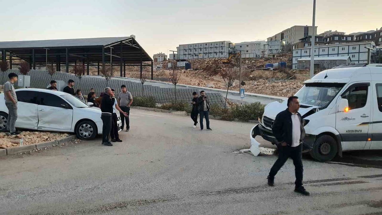 Adıyaman İndere'de çarpışma: minibüs ve otomobilde 4 kişi yaralandı