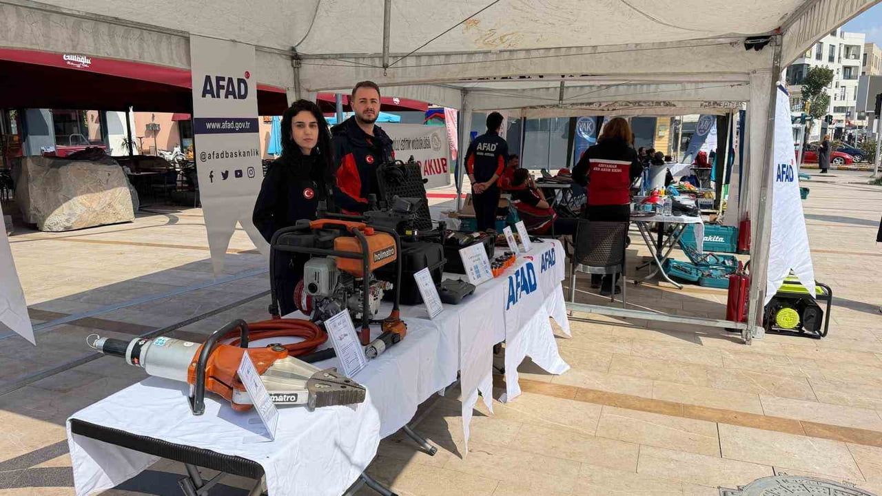Adıyaman kent meydanında afet hazırlığına yönelik tanıtım etkinliği