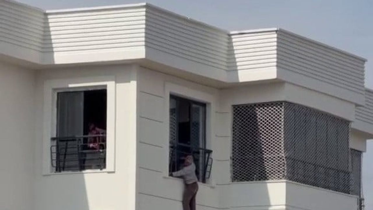 Adıyaman Yeni Mahalle'de pencere dışından tehlikeli çalışma görüntüsü