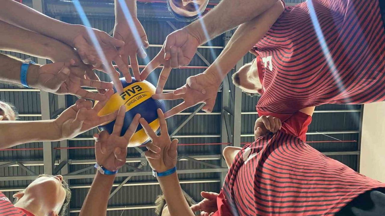 Adıyamanlı çocuklardan Kuşadası'nda voleybol zaferi: yarı finale yükseldiler