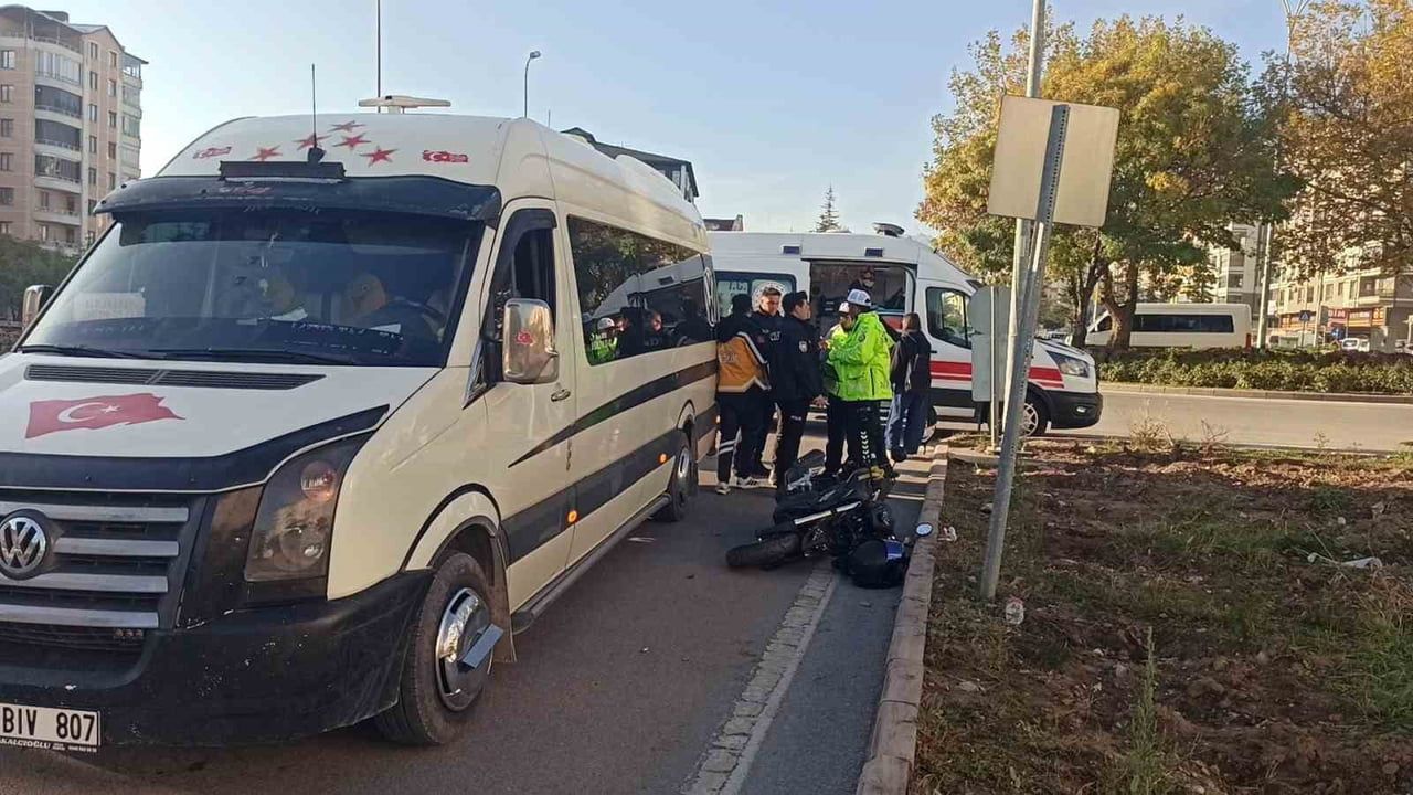 Adliye kavşağında Seyit Harun Caddesi'nde minibüsle motosiklet çarpıştı: sürücü yaralandı