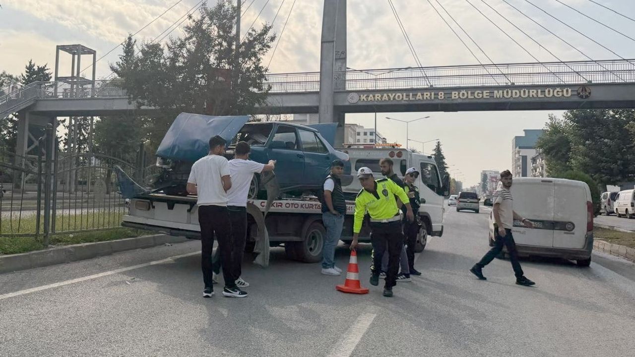 Adliyeye bakan refüjde duran otomobil trafik ekiplerini harekete geçirdi