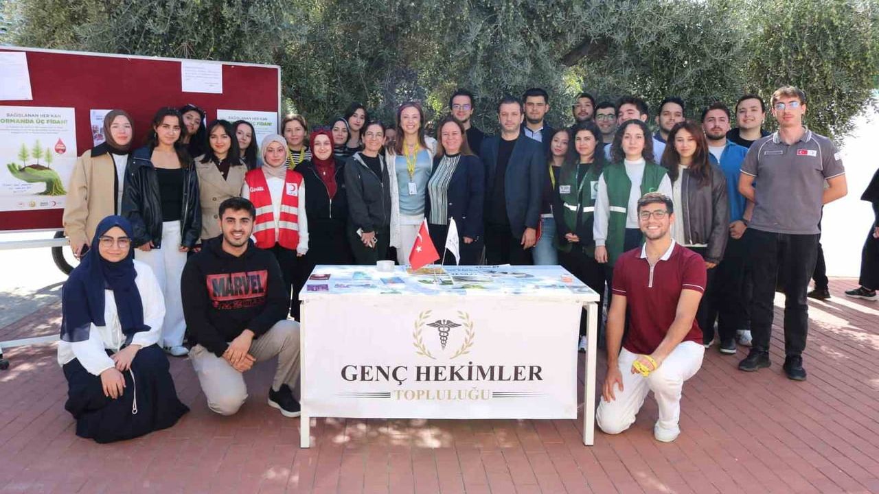 ADÜ'de sağlık gönüllüleri kan bağışı ve bağımlılıkla mücadeleyi anlattı