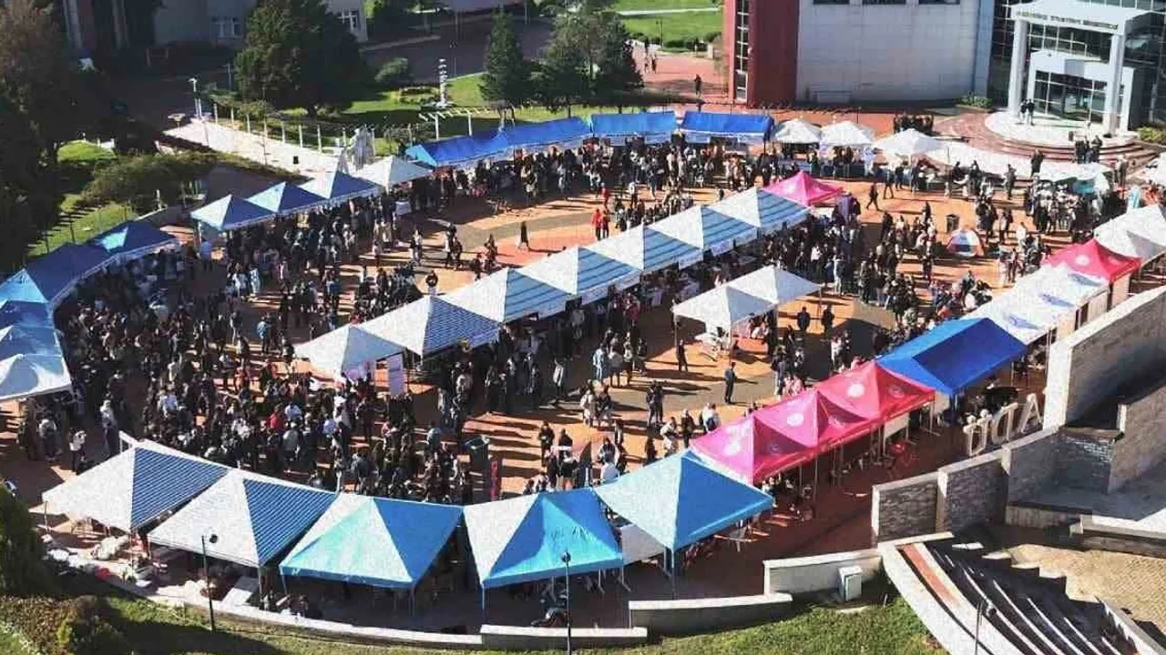 Adü’de topluluk günü kampüste yeni arkadaşlıklar için bir araya geliyor