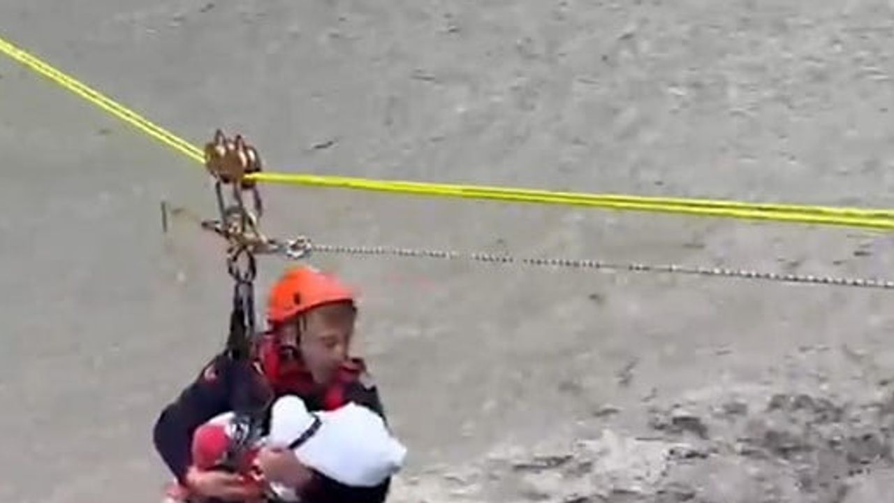 Afet anında insani dokunuş: Sapanca'da 8 aylık Zeynep uykusundan rahatsız edilmeden kurtarıldı