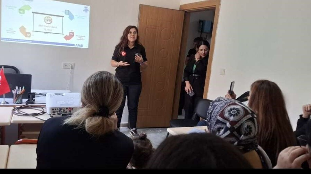 Afet bilinci için Uludere'de kadınlara uygulamalı eğitim verildi