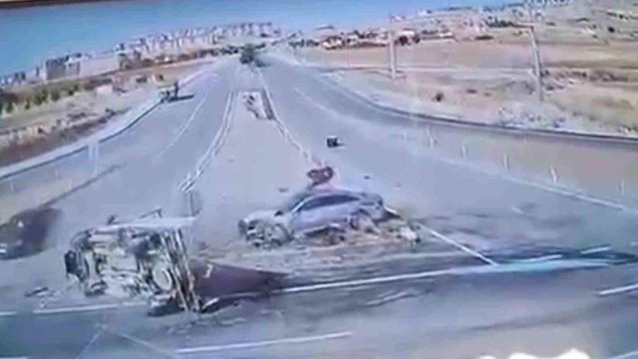 Afşin'de MHP'li vekilin de yaralandığı kaza güvenlik kamerasına yansıdı