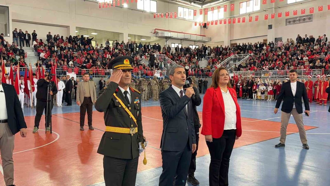 Afyonkarahisar'da 103 yıllık cumhuriyet coşkusu mehter, asker ve gençlerle yükseldi
