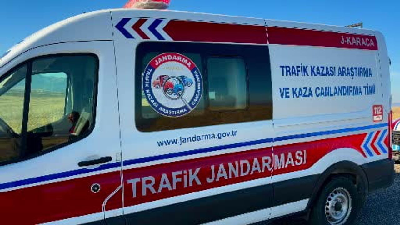 Afyonkarahisar'da Emirdağ yolunda kafa kafaya çarpışma: 4 kişi hayatını kaybetti