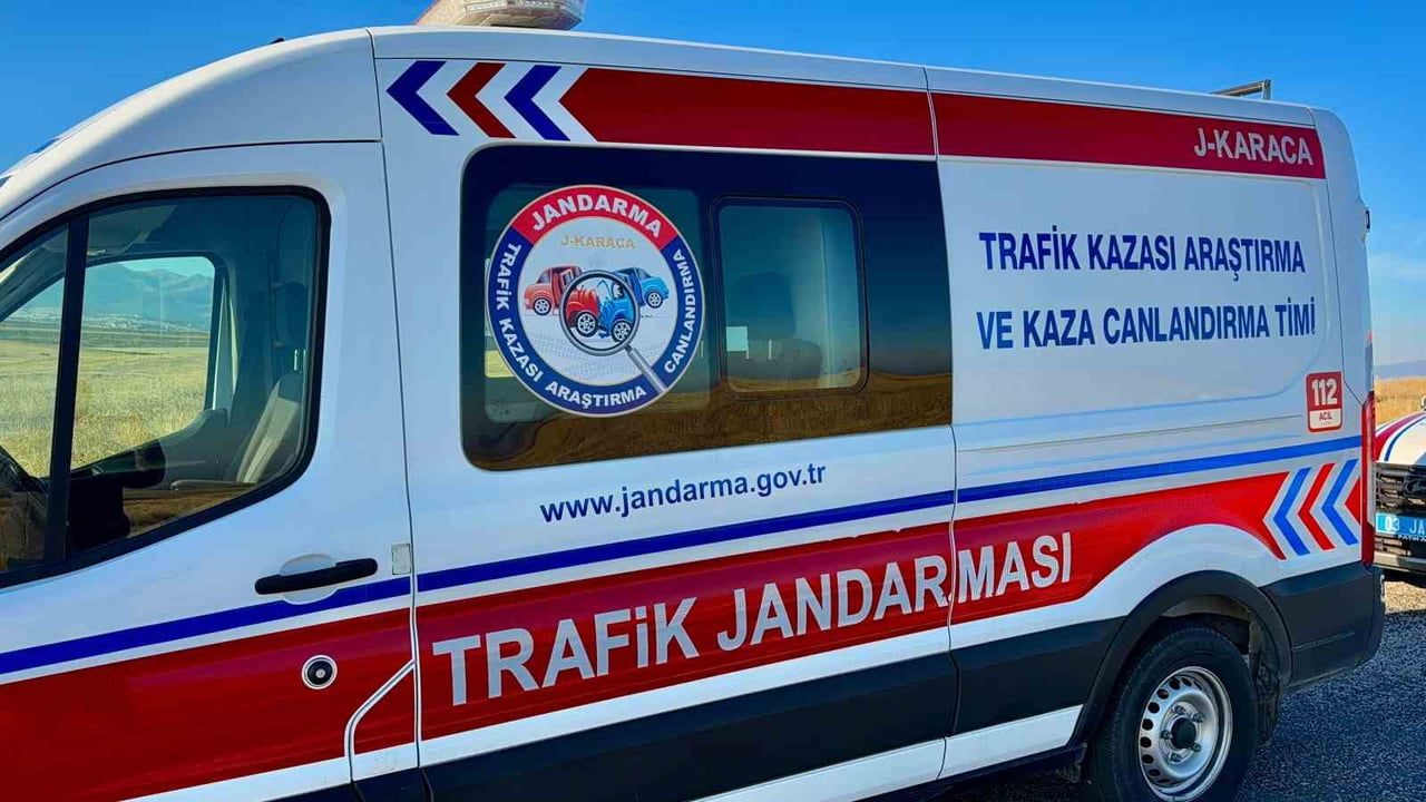 Afyonkarahisar'da Emirdağ-Yunak yolunda kafa kafaya çarpışma: 4 kişi yaşamını yitirdi