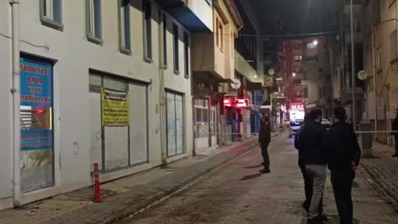 Afyonkarahisar'da fırın duvarındaki çatlaklar nedeniyle 4 katlı bina boşaltıldı