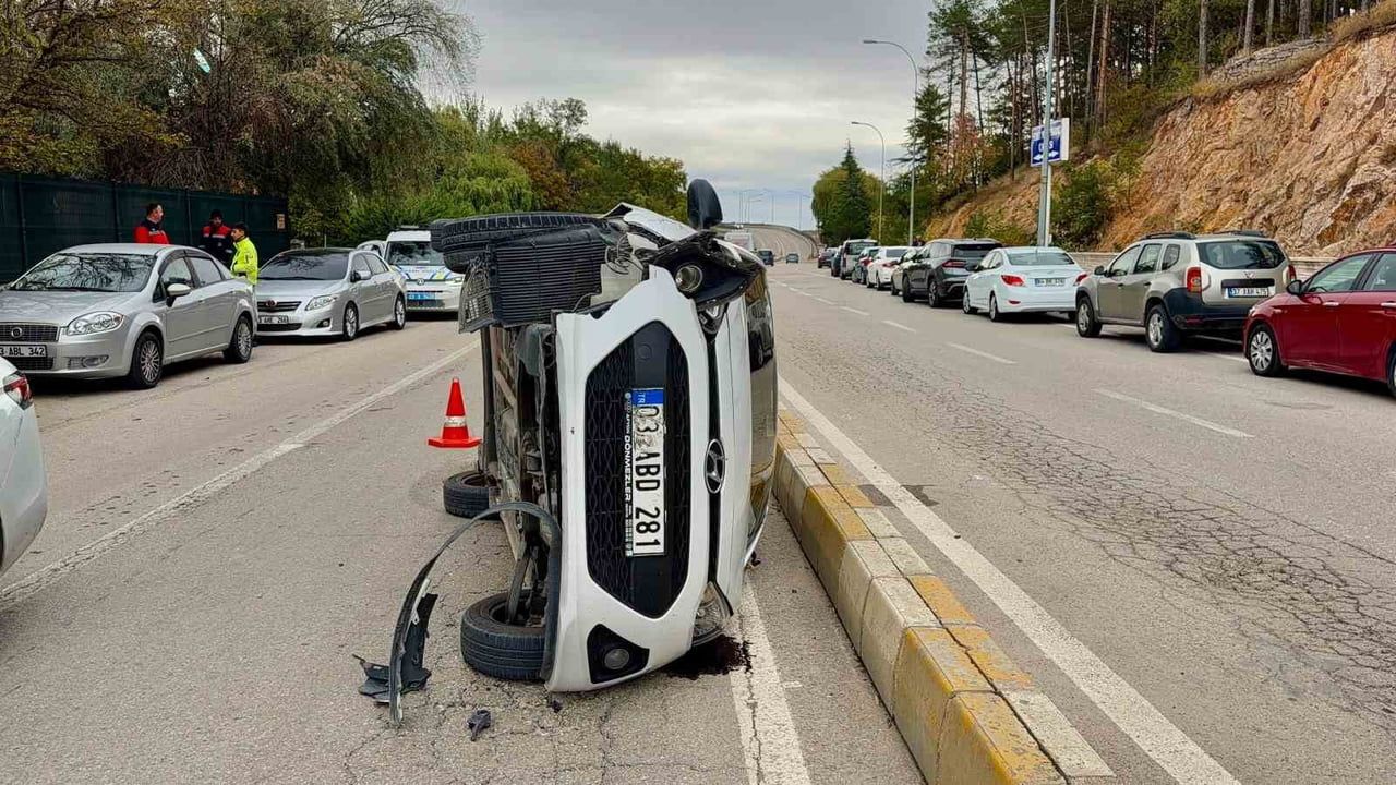 Afyonkarahisar'da hastane önünde çarpışma: devrilen araçtan sağ çıkan sürücü