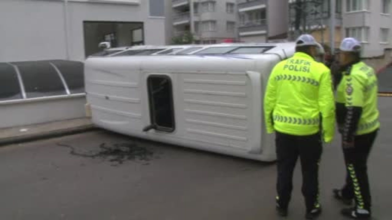 Afyonkarahisar'da iki minibüsün çarpışması: çoğunluğu öğrenci 16 yaralı