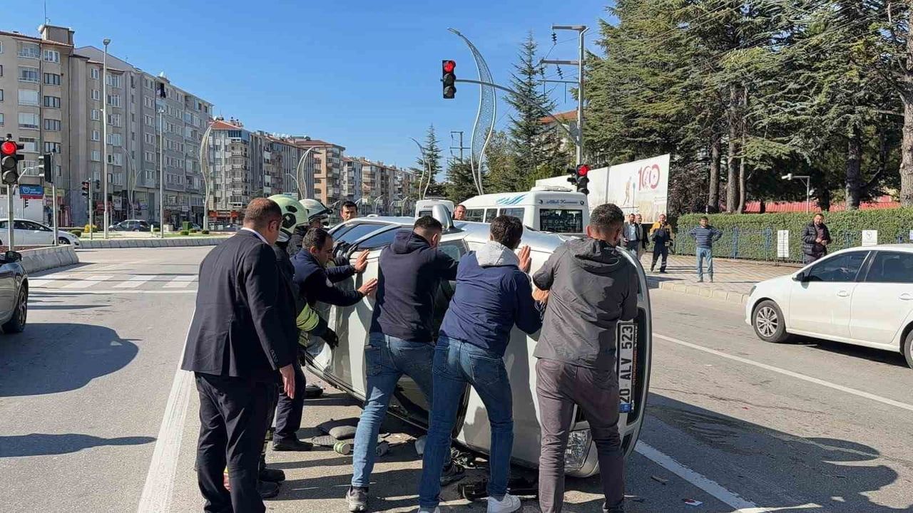 Afyonkarahisar'da kavşakta kontrolden çıkan araç yan yattı, biri yaralandı
