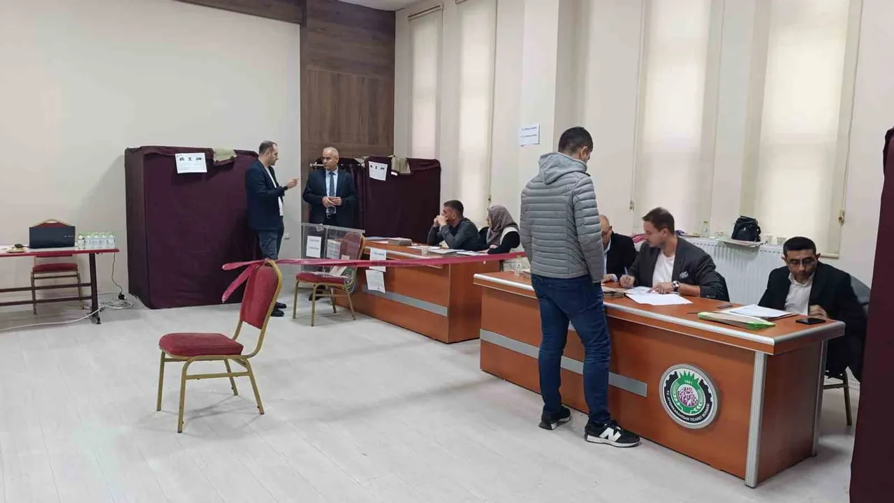 Afyonkarahisar'da oy kullanma başladı: ticaret borsası başkanlığı için iki aday yarışıyor