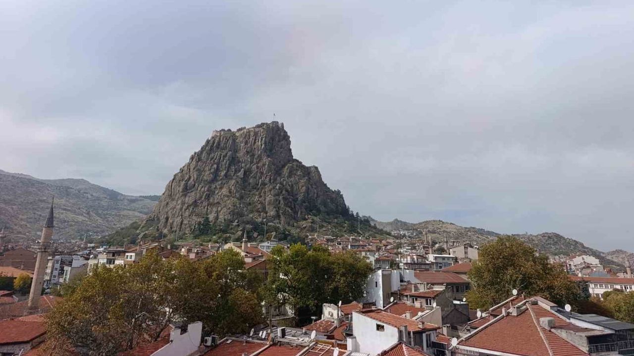 Afyonkarahisar'da yeni haftaya yağış gölgesi: sıcaklıklar 8-18 derece arasında