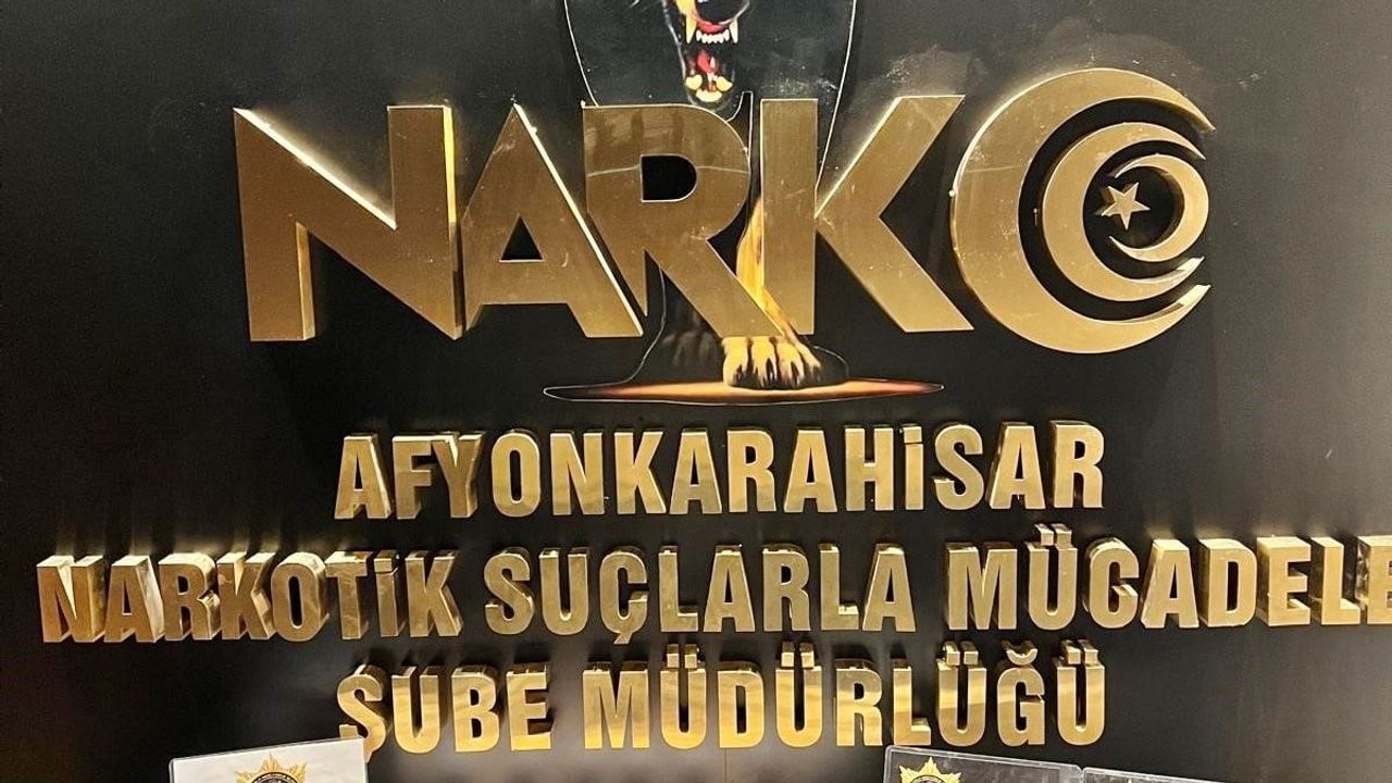 Afyonkarahisar girişinde durdurulan araçta 1.040 uyuşturucu hap ele geçirildi
