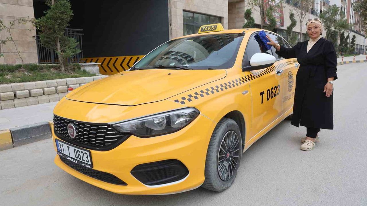 Ağabeyinin taksisini devralan kadın sürücü Antakya sokaklarında direksiyon sallıyor