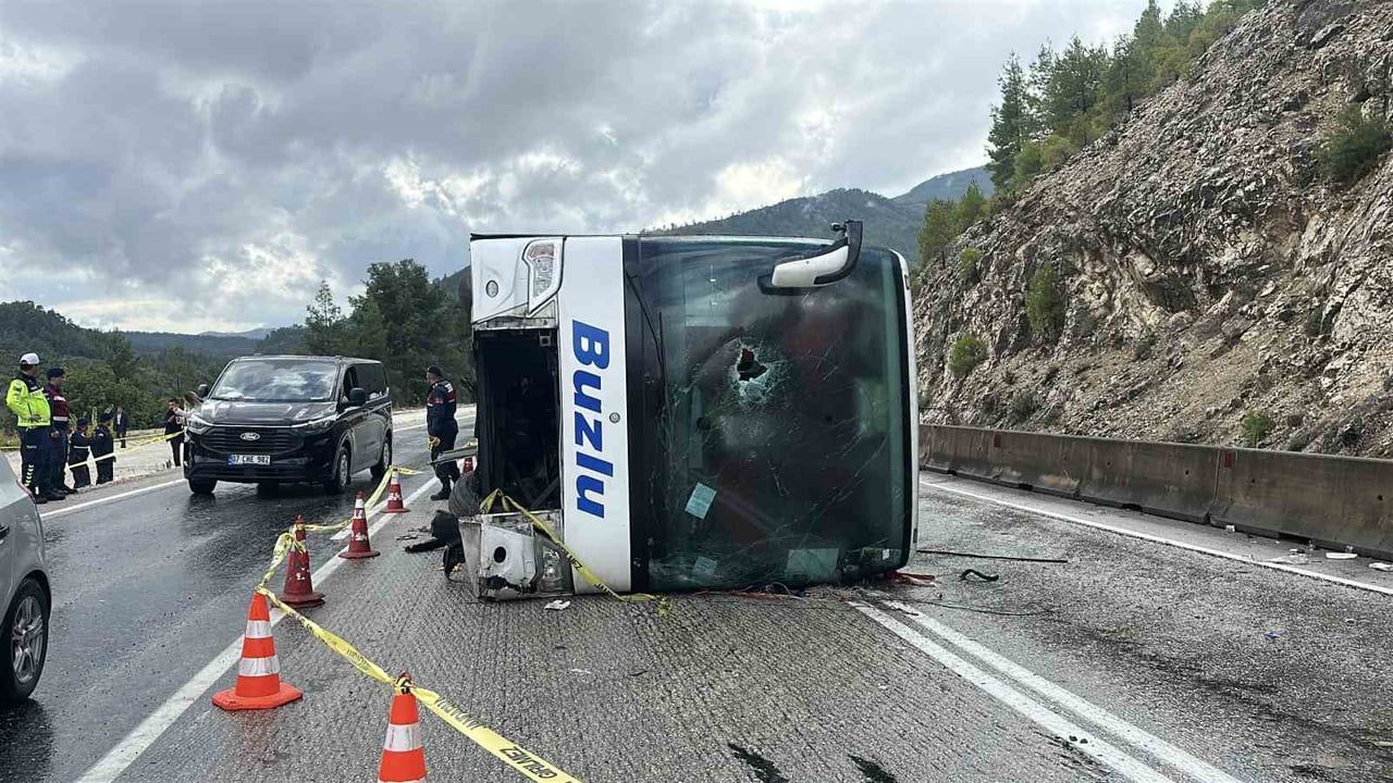 Ağlasun'da devrilen yolcu otobüsünde can kaybı, sürücü tutuklandı