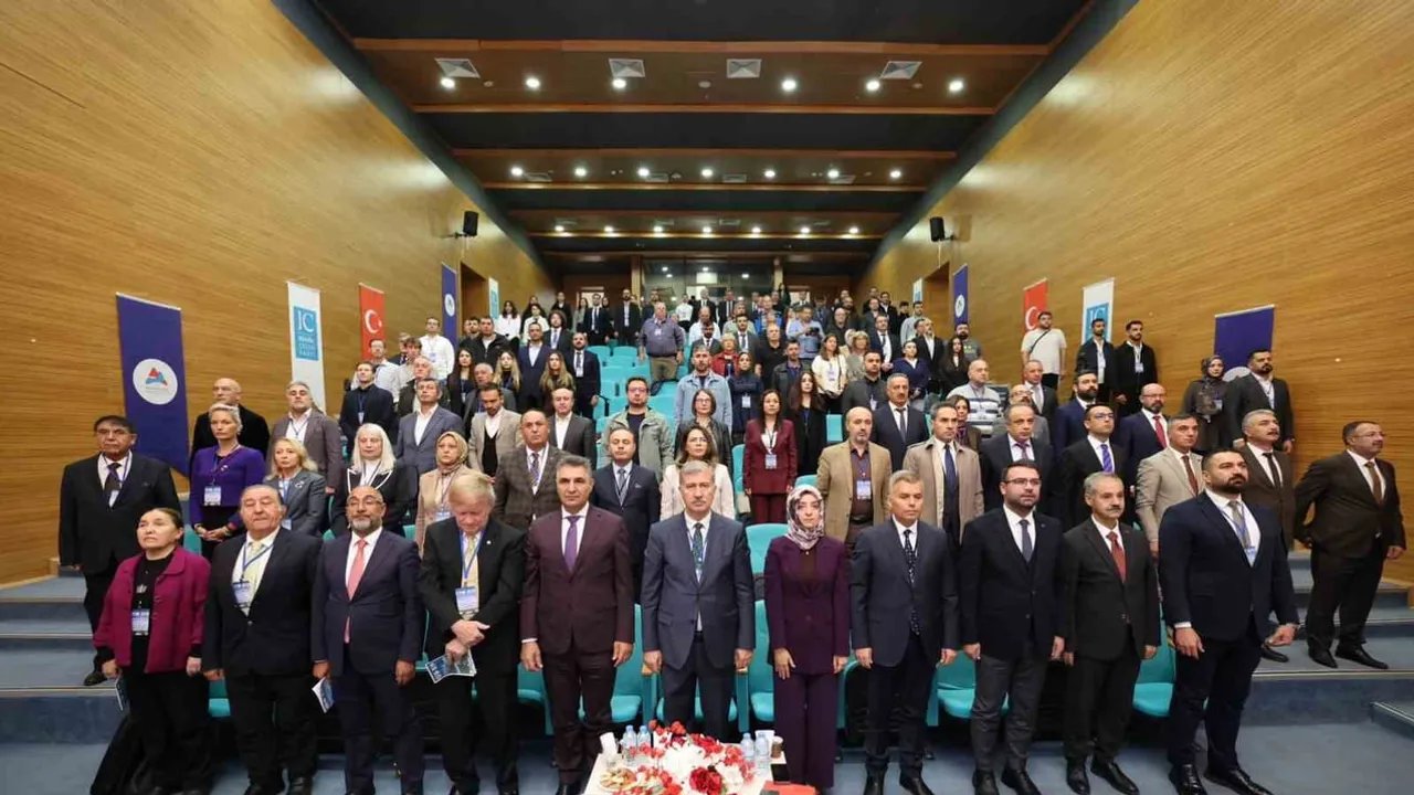 Ağrı'da Durupınar formasyonunda üç katlı oluşum ve odamsı boşluklara ilişkin bulgular inceleniyor