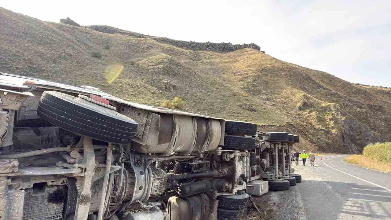 Ağrı'da Malazgirt'ten yola çıkan şeker pancarı yüklü tır şarampole yuvarlandı