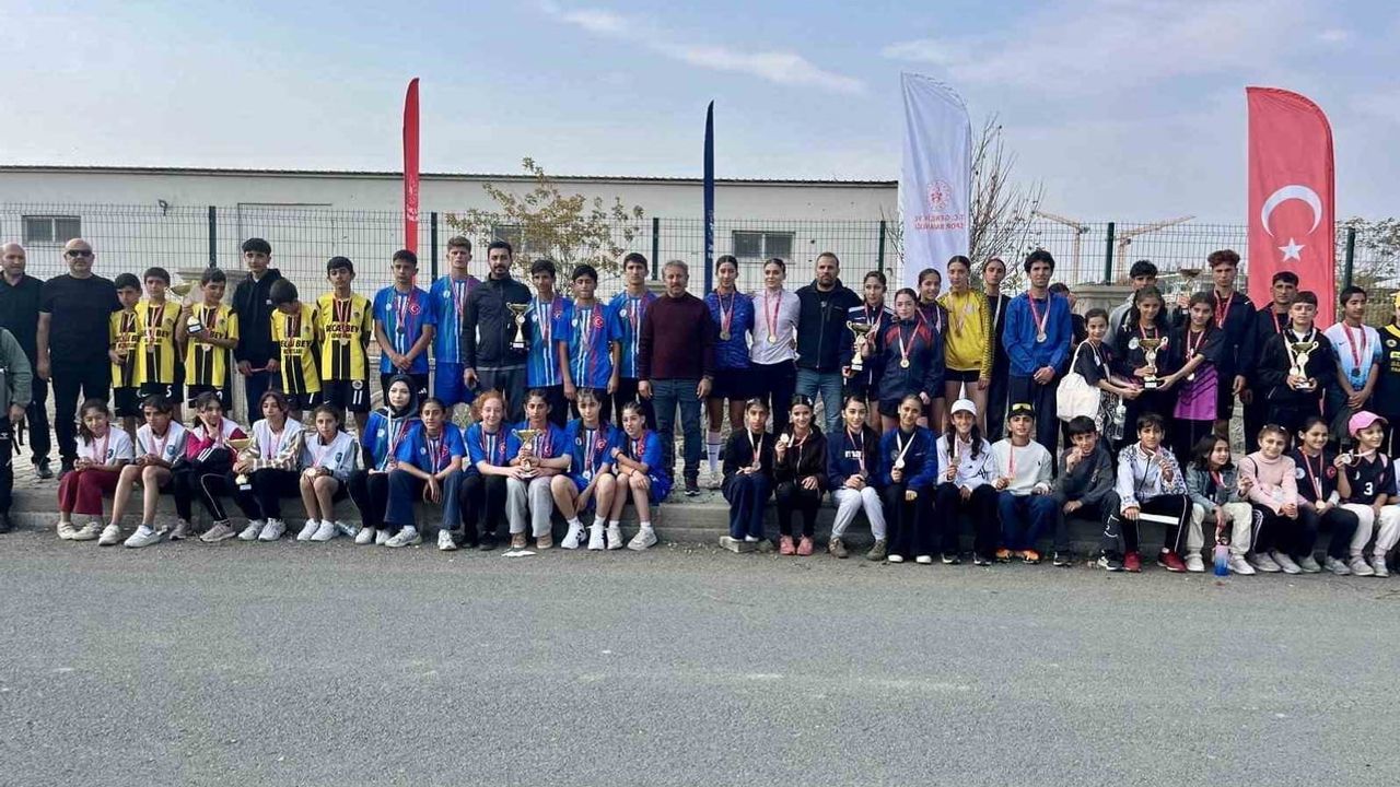 Ağrı'da okul sporları kros heyecanı sona erdi