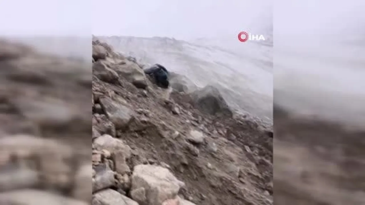 Ağrı Dağı'nda dağcılar dev kaya parçalarının yuvarlanmasından son anda kurtuldu