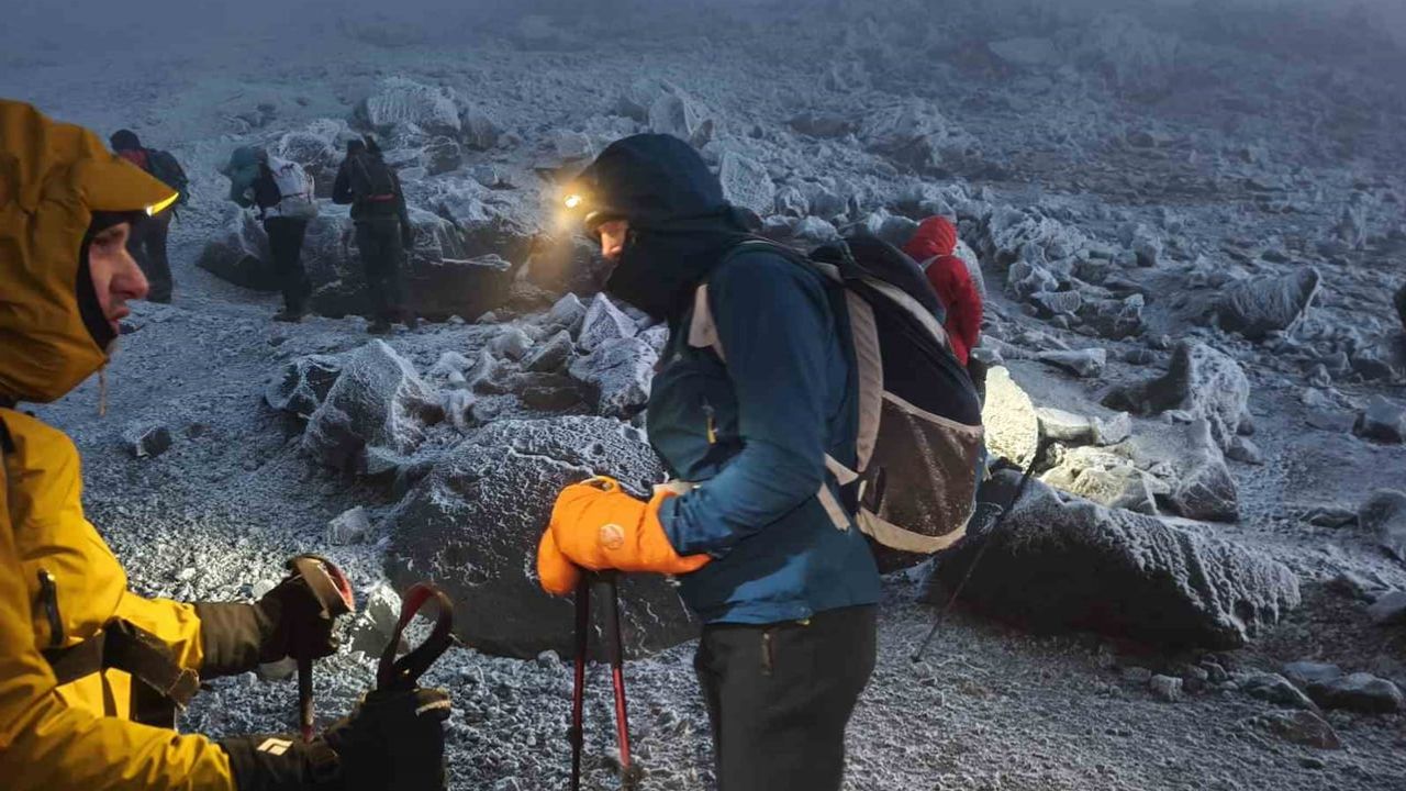 Ağrı Dağı'nın karlı zirvesine yabancı dağcılar ulaştı