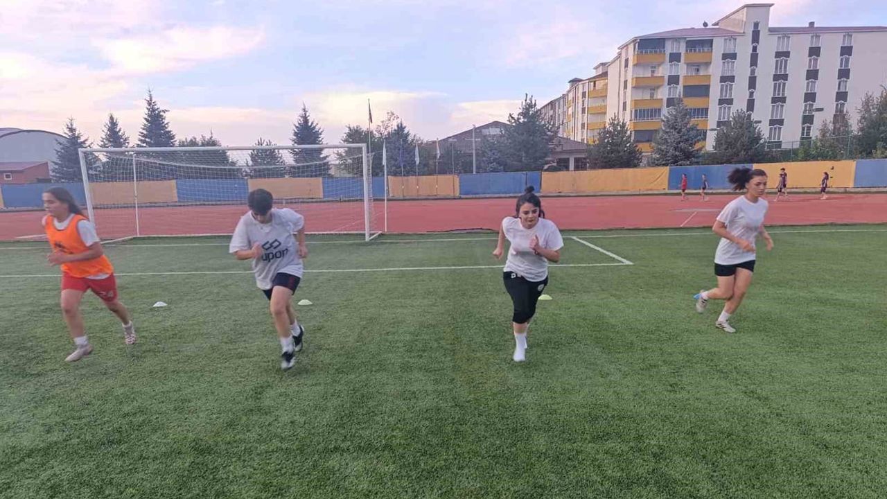 Ağrı kadın futbolu 1. lig hedefiyle sezon hazırlıklarını yoğunlaştırdı
