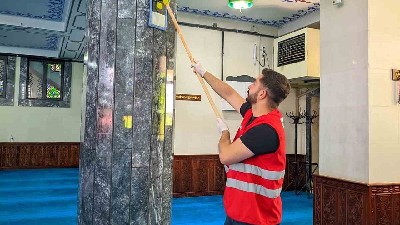 Ağrı merkez camii'nde gönüllülerden hijyen seferberliği
